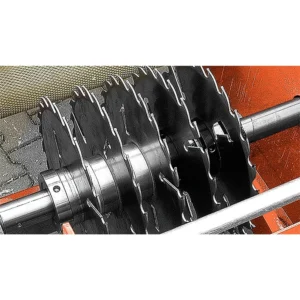 Wood-Mizer EG300 multirip circular blades on the arbor