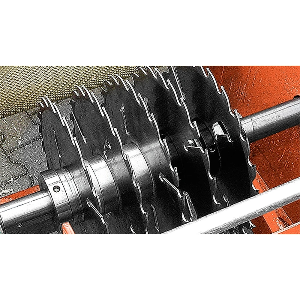 Wood-Mizer EG300 multirip circular blades on the arbor