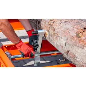 Log clamp holding a log on the Wood-Mizer LT15 Classic