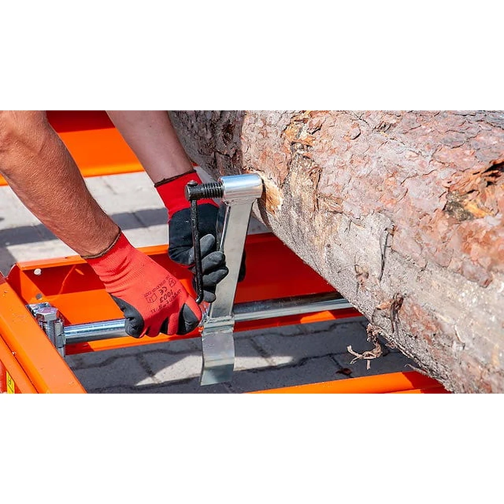 Log clamp holding a log on the Wood-Mizer LT15 Classic