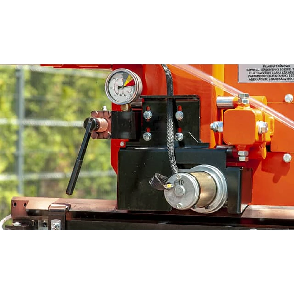 Hydraulic blade tension handle and gauge on the Wood-Mizer LT40