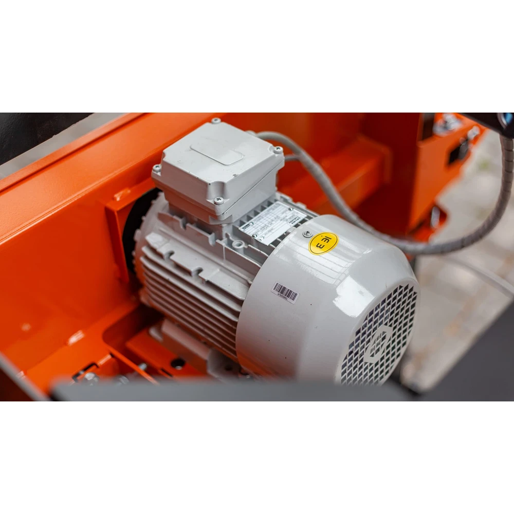 Electric motor on the Wood-Mizer LX30 sawhead