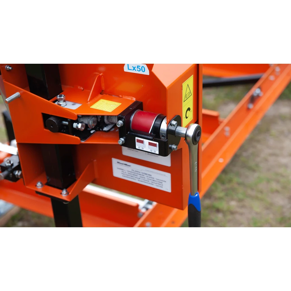 Hand crank and height scale on the Wood-Mizer LX50 Super sawhead