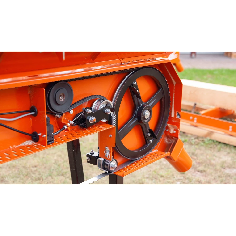 Belted blade wheel and drive on the Wood-Mizer LX50 Super
